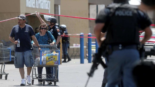Sejumlah pelanggan toko Walmart keluar usai penembakan di El Paso, Texas, Amerika Serikat. Foto: Briana Sanchez/The El Paso Times via AP