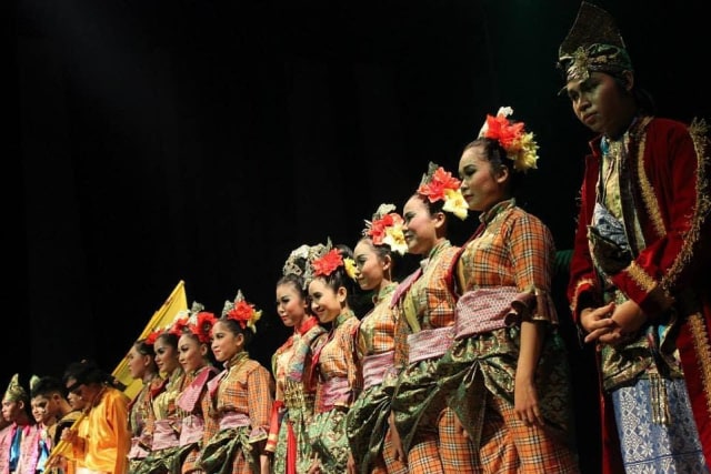 Ikmas menggelar pementasan budaya Sambas di Yogyakarta. Dok. Ikmas