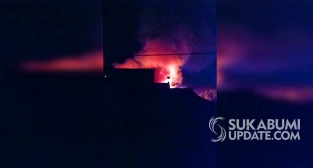 Kebakaran di Kampung Pondokkaso Tonggoh, Desa Pondokkaso Tonggoh, Kecamatan Cidahu, Kabupaten Sukabumi, Minggu (4/8/2019) malam. | Sumber Foto:Istimewa