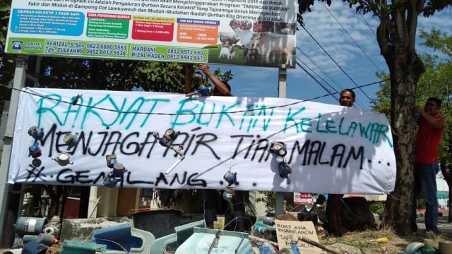 Aksi protes warga Gampong Cot Lamkuweuh karena kesal rumah mereka tidak dialiri air bersih dari PDAM Tirta Daroy di Kota Banda Aceh, Minggu (4/8). Foto: Yanzy 