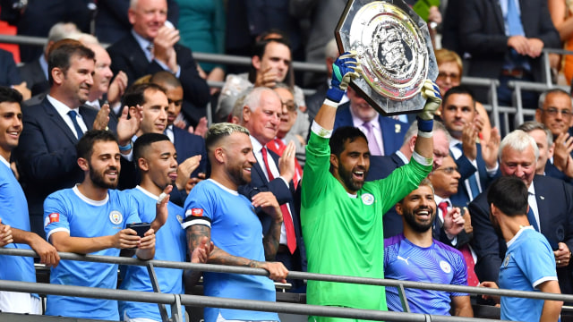 Kiper Manchester City, Claudio Bravo, mengangkat trofi Community Shield. Foto: REUTERS/Dylan Martinez