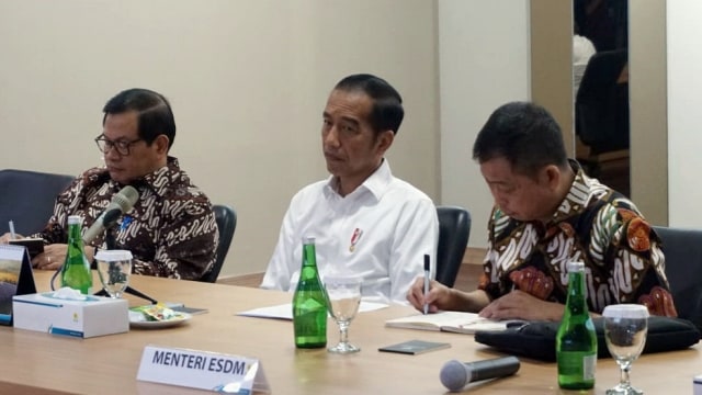 Presiden Joko Widodo saat berkunjung ke kantor pusat PLN, Senin (5/8). Foto: Fanny Kusumawardhani/kumparan