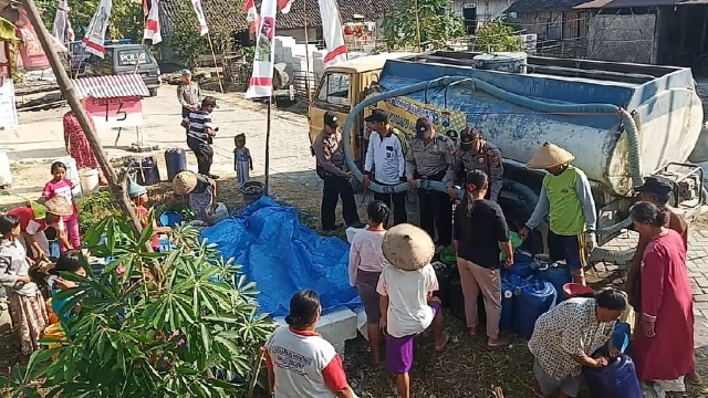 Kapolsek Sumberrejo, Ajun Komisaris Polisi (AKP) Imam Kanafi SH, saat laksanakan penyaluran bantuan air bersih kepada warga Dukuh Tawang Desa Tlogohaji Kecamatan Sumberrejo. Minggu (04/08/2019)