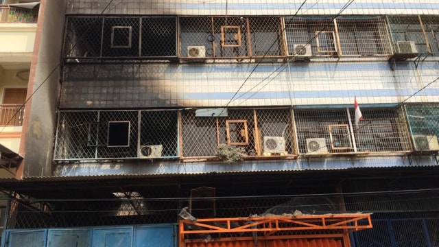 Garis polisi terpasang di bangunan ruko yang terbakar di ruko Penjaringan yang menewaskan satu keluarga. Foto: Ajo Darisman/kumparan