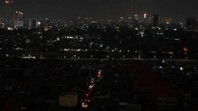Suasana ibu kota Jakarta selama pemadaman listrik. Foto: REUTERS / Fransiska Nangoy