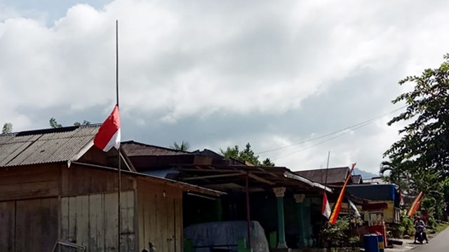 Bendera setengah tiang berkibar di depan salah satu rumah warga di Pasaman Barat. (Foto: Humas Pembak Pasaman Barat)