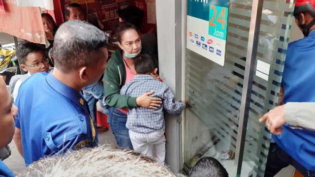 Evakuasi anak terjepit di pintu ATM. Foto: Twitter/@humasjakfire