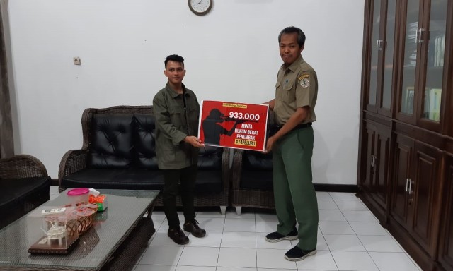 Kepala BKSDA Aceh, Sapto Aji Prabowo, menerima petisi online sebagai bentuk dukungan terhadap pengungkapan kasus penembakan orang utan Hope, Senin (5/8). Foto: Dok. BKSDA Aceh