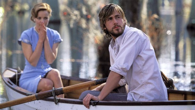 Allie dan Noah tengah menyusuri Audubon Swamp Garden dengan sampan dalam film The Notebook Foto: IMDb/The Notebook