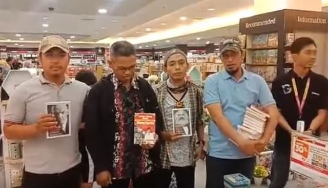 Brigade Muslim razia Gramedia Makassar, cari Buku Marxis dan Lenin. (int)