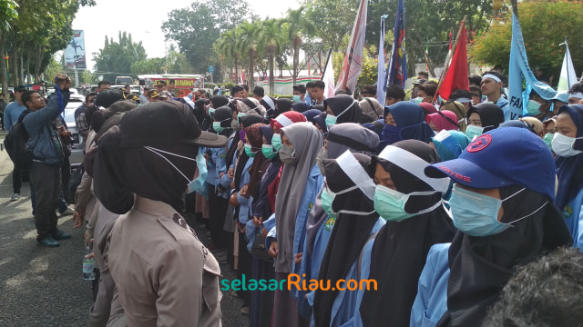 MAHASISWI Universitas Riau berhadap-hadapan dengan Polisi Wanita (Polwan)