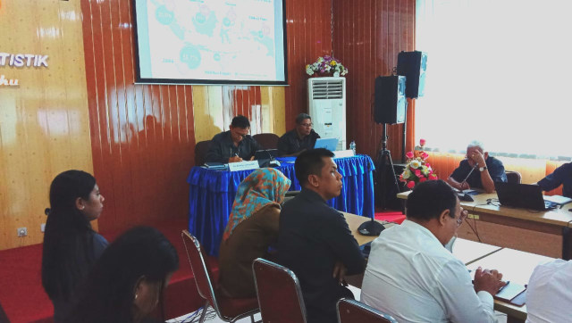 Kepala Badan Pusat Statistik (BPS) Provinsi Maluku, Dumnggar Hutauruk, saat memberikan keterangan terkait indeks tendensi konsumen di ruang kerjannya, Senin (5/8).