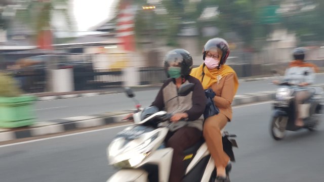 Warga menggunakan masker saat beraktivitas di luar rumah. Foto: Daddy Cavalero 