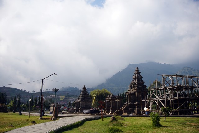 Kompleks Candi Arjuna yang sedang direstorasi Foto: Gitario Vista Inasis/kumparan