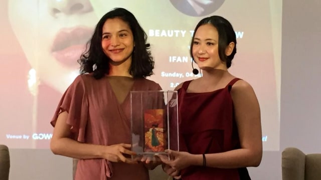 Putri Marino (kiri) dan Dinar Amanda dalam acara beauty talkshow di Plaza Indonesia, Minggu (4/8). Foto: Masajeng Rahmiasri/kumparan