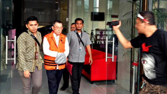 KPK menahan pemilik PT Purna Arena Yudha, Simon Susilo, tersangka suap Bupati Lampung Tengah. Foto: Apriliandika/kumparan