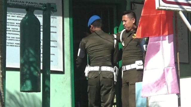 Pihak TNI menjebloskan pelaku dalam sel. Foto: Jeje/Balleo News