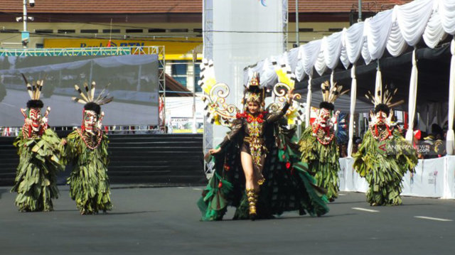 Cinta Laura Kiehl menggunakan kostum Hudoq berlenggak-lenggok di catwalk Jember Fashion Carnaval di Kabupaten Jember, Jawa Timur, Minggu (4/8) petang. Foto: ANTARA/Zumrotun Solichah