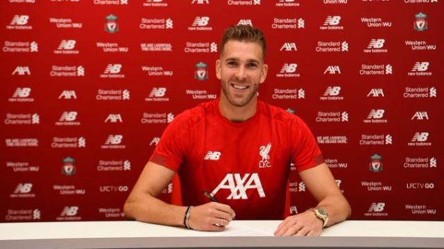 Kiper anyar Liverpool, Adrian San Miguel. Foto: Twitter/@LFC