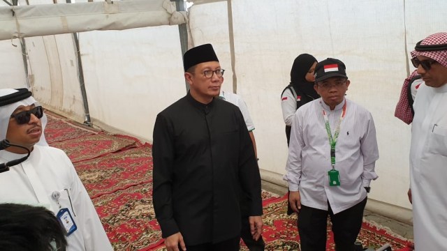 Menteri Agama sekaligus Amirul Hajj Lukman Hakim Saifuddin meninjau tenda jemaah haji Indonesia di Arafah, Arab Saudi. Foto: Denny Armandhanu