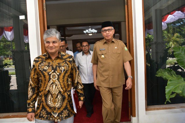 Plt Gubernur Aceh (kanan) bersama Dubes India untuk Indonesia, Pradeep Kumar. Foto: Humas Aceh 