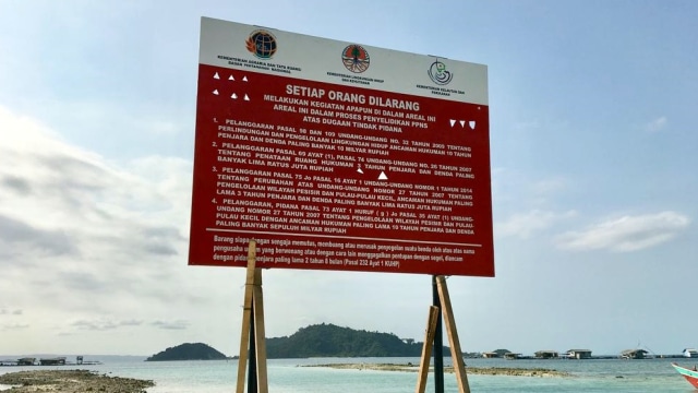 Plang penghentian operasional dermaga penyeberangan Sari Ringgung dan kawasan wisata Pulau Tegal Mas. Foto: dok. KPK