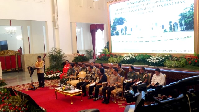 Jokowi di Depan Kapolri-TNI: Copot yang Tak Bisa Atasi Kebakaran Hutan (121811)