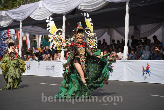 Cinta Laura di Jember Fashion Carnaval. foto: beritajatim.com