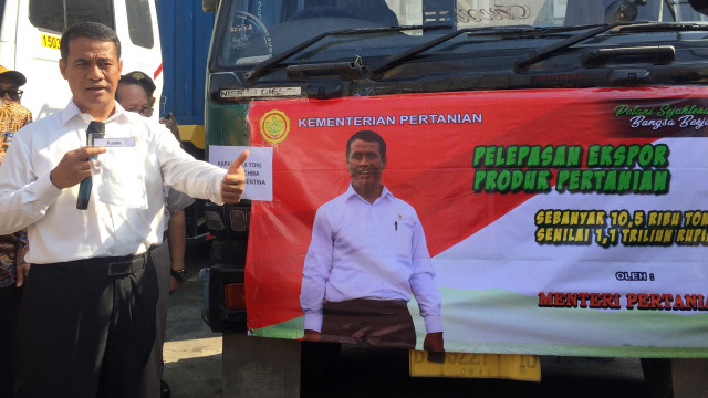 Menteri Pertanian, Amran Sulaiman saat melakukan pelepasan ekspor produk pertanian di Pelabuhan Tanjung Priok. Foto: Moh Fajri/kumparan