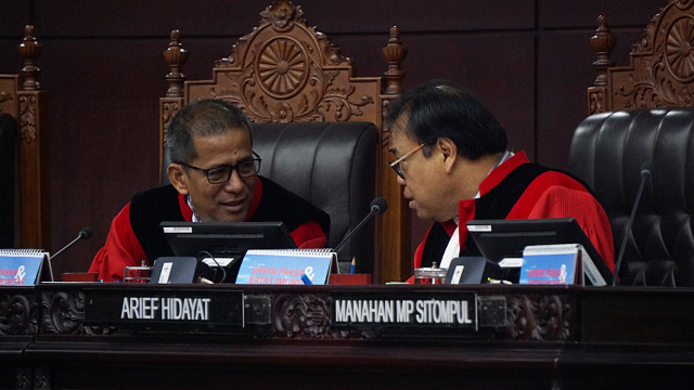 Hakim Mahkamah Konstitusi (MK) Arief Hidayat (kanan) berbincang dengan Saldi Isra saat sidang putusan Perselisihan Hasil Pemilihan Umum (PHPU) Pemilu Legislatif 2019 di Jakarta, Selasa (6/8). Foto: Fanny Kusumawardhani/kumparan