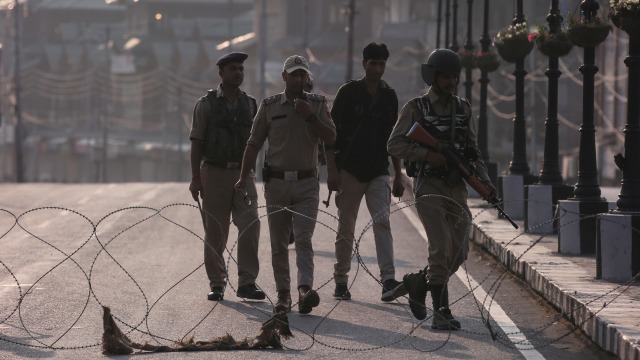 Kashmir, India, Kawat berduri dipasang di perbatasan Srinagar