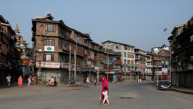 Kashmir, India, Kawat berduri dipasang di perbatasan Srinagar