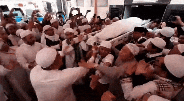 Jenazah Mbah Moen saat dibawa ke Daker Makkah