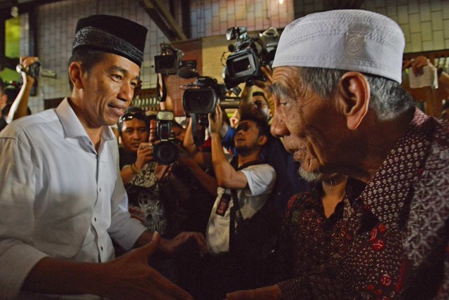 KH Maimoen Zoebair atau Mbah Moen (kanan) berjabat tangan dengan Joko Widodo (kiri) di Pondok Pesantren Al Anwar, Karangmangu, Sarang, Kabupaten Rembang, Jawa Tengah. Foto: TARA FOTO/ARSIP/Widodo S. Jusuf