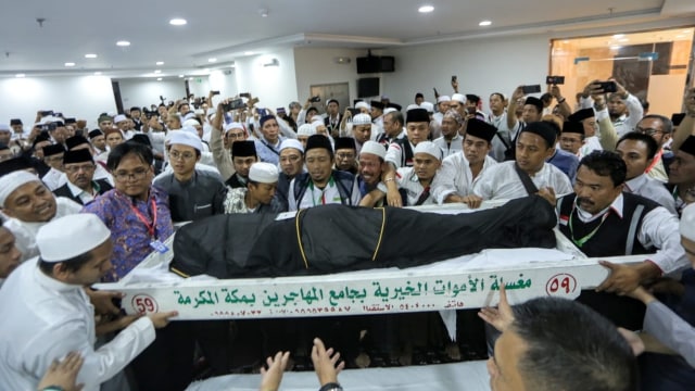 Jenazah Mbah Moen saat di semayamkan di Daker Mekkah. Foto: Media Center Haji/Bahauddin