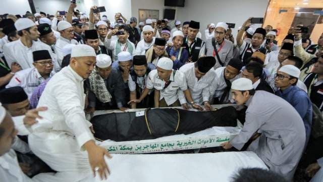 Jenazah Mbah Moen, semayamkan di Daker Mekkah