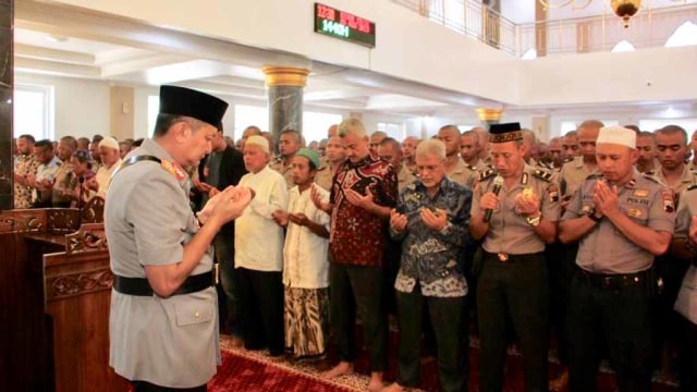 Kapolda Jateng Irjen Rycko Amelza memimpin salat gaib atas wafatnya KH Maimoen Zubair di Masjid Al Ishlah SPN Purwokerto