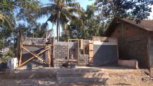 Proses renovasi rumah Kakek Parimin. Foto: Dok. Tugu Jogja