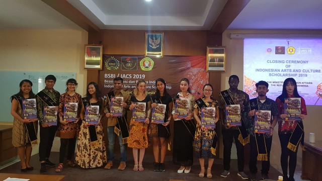 12 peserta penerima Beasiswa Seni dan Budaya Indonesia (BSBI) dari Kementerian Luar Negeri RI yang belajar selama 3 bulan di Universitas Pembangunan 'Veteran' Yogyakarta, Selasa (6/8/2019). Foto: adn.