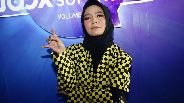 Vokalis Kotak, Tantri saat menghadiri acara pemilihan bakat karaoke Superstar di Grand Indonesia, Jakarta, Selasa, (6/8). Foto: Ronny