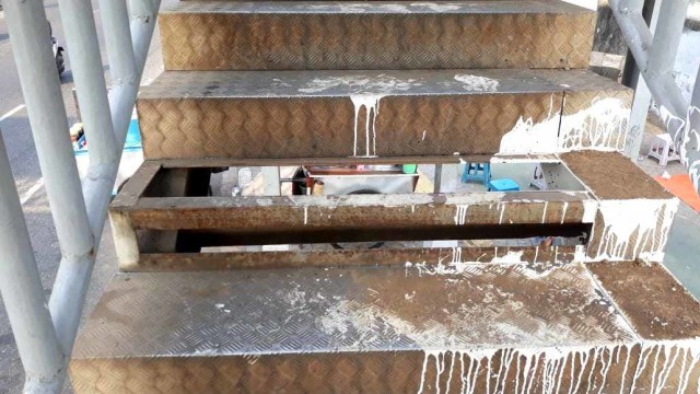 Bagian tangga JPO Daan Mogot yang hilang. Foto: Abyan Faisal/kumparan