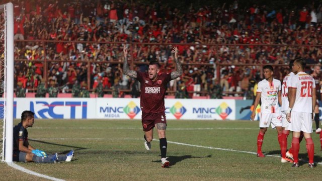 Selebrasi pemain PSM Makassar Aaron Evans merayakan gol ke gawang Persija Jakarta pada pertandingan final Piala Indonesia di Stadion Andi Mattalatta, Selasa (6/8). Foto: Nugroho Sejati/kumparan