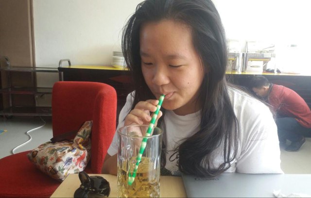 Manager Operasional Hotel Oriestom Bay Manokwari, Christine Devi Ariyanti menggunakan sedotan kertas motif bambu untuk pelangganya. (Foto Irsye)