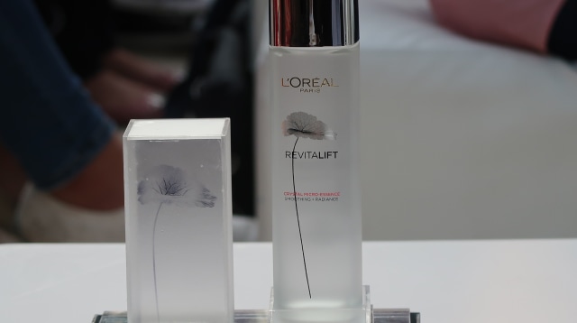 L'Oreal Revitalift Crystal Micro Essence. Foto: Intan Kemala Sari/kumparan