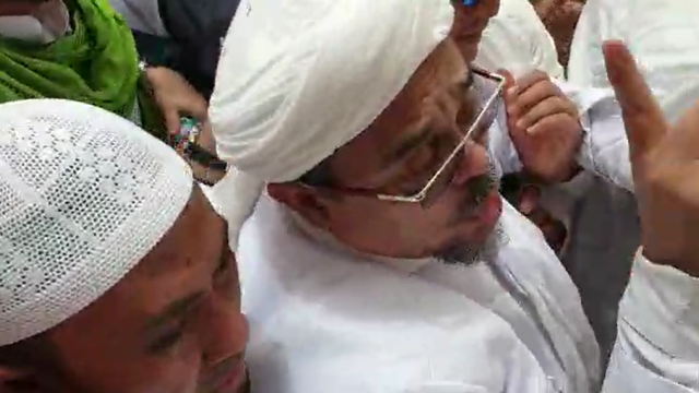 Rizieq Shihab saat menghadiri pemakaman Mbah Moen di Makkah. Foto: Denny Armandhanu/kumparan