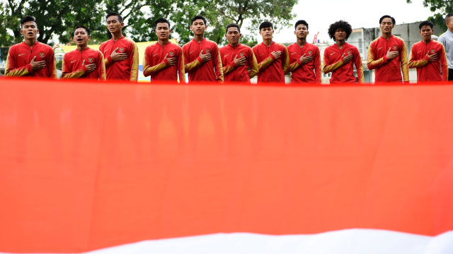 Pesepakbola Timnas Indonesia U-18 menyanyikan lagu kebangsaan Indonesia Raya saat akan bertanding melawan Filipina pada Grup A Piala AFF U-18 di Stadion Binh Duong 2 di Provinsi Binh Duong, Vietnam, Selasa (6/8). Foto: ANTARA FOTO/Yusran Uccang