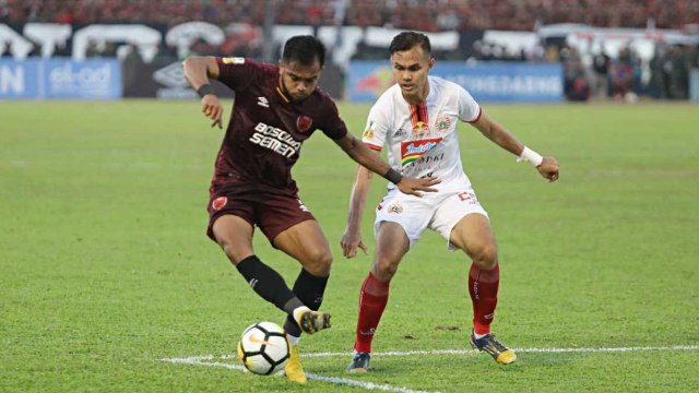 Pemain PSM Makassar Zulham Zamrun (kiri) melepaskan hadangan pemain Persija Jakarta pada pertandingan final Piala Indonesia di Stadion Andi Mattalatta, Selasa (6/8). Foto: Nugroho Sejati/kumparan