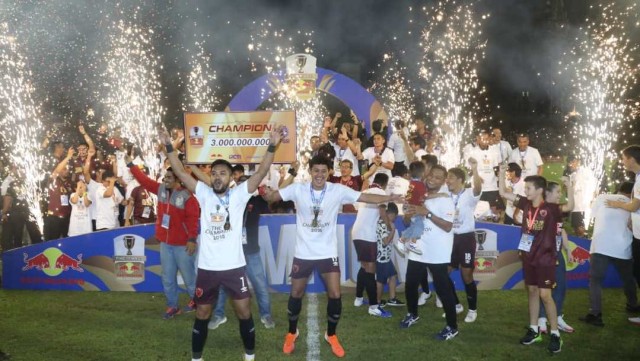 Pemain PSM Makassar merayakan juara Piala Indonesia di Stadion Andi Mattalatta, Selasa (6/8). Foto: Nugroho Sejati/kumparan