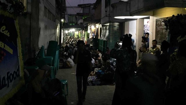 Ponpes Al Anwar, Sarang, Rembang, Jawa Tengah dipadati santri dan petakziah yang ingin melaksanakan shalat ghoib serta tahlil bersama untuk memberikan penghormatan kepada Mbah Moen. Foto: Afiati Tsalitsati/kumparan