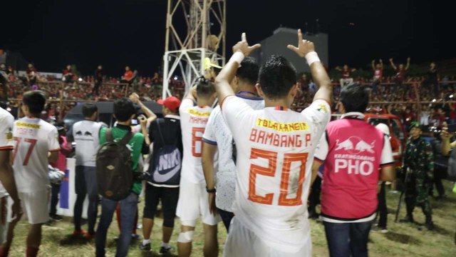 Pemain Persija Jakarta menyapa pendukungnya di Stadion Andi Mattalatta, Selasa (6/8). Foto: Nugroho Sejati/kumparan